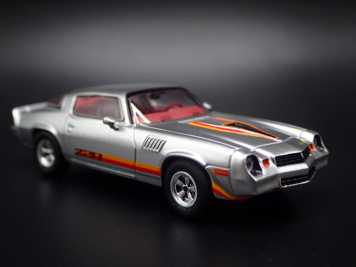1979 79 CHEVY CHEVROLET CAMARO Z28 SILVER 1:64 SCALE DIORAMA DIECAST MODEL CAR
