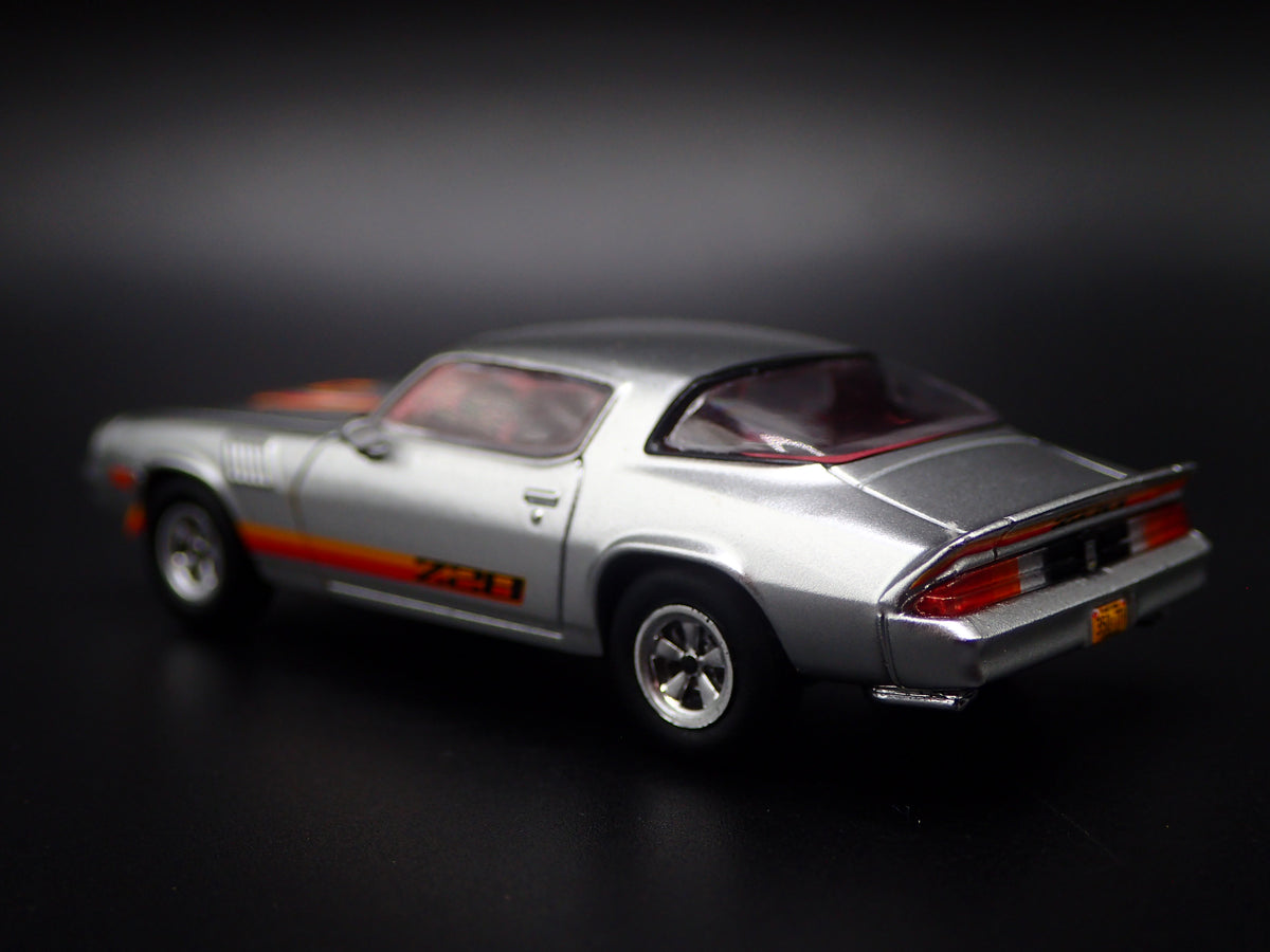 1979 79 CHEVY CHEVROLET CAMARO Z28 SILVER 1:64 SCALE DIORAMA DIECAST MODEL CAR