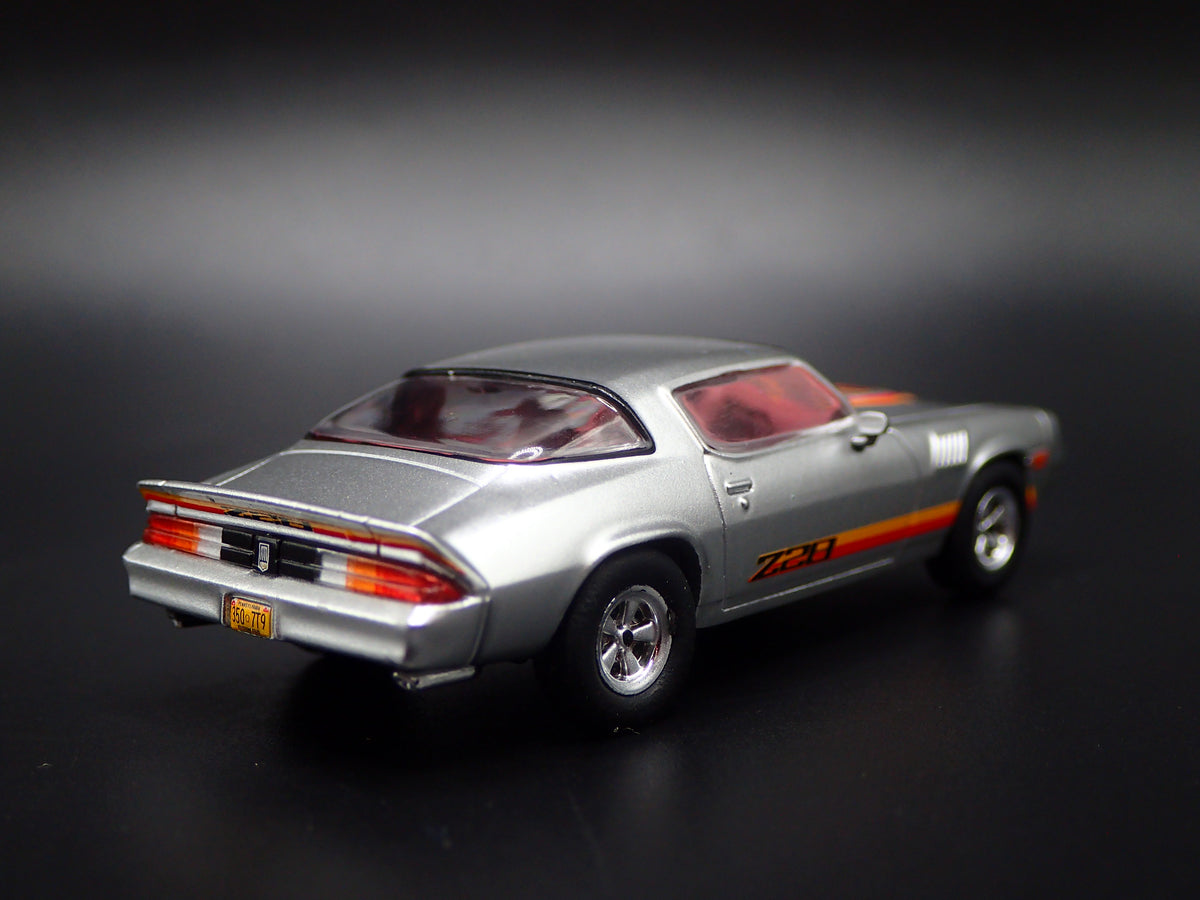 1979 79 CHEVY CHEVROLET CAMARO Z28 SILVER 1:64 SCALE DIORAMA DIECAST MODEL CAR
