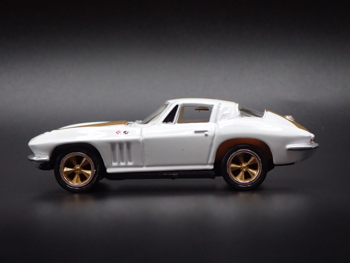 1965 65 CHEVY CHEVROLET CORVETTE WHITE 1:64 SCALE DIORAMA DIECAST MODEL CAR
