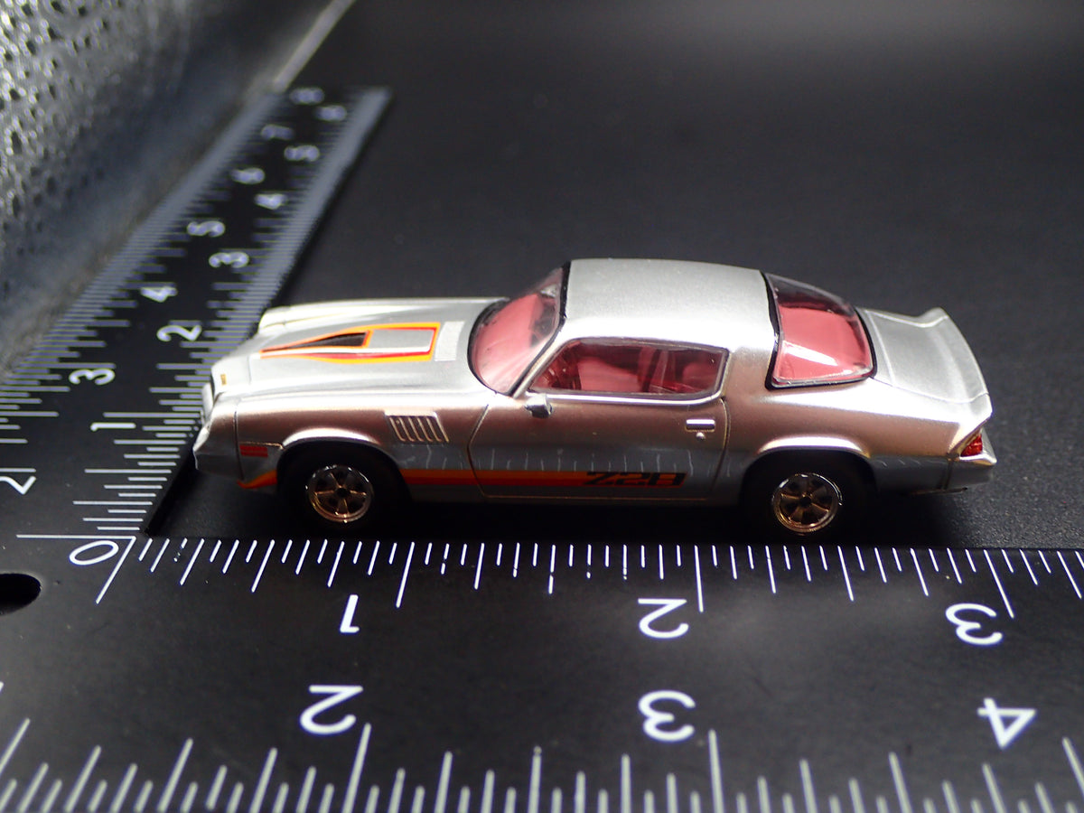 1979 79 CHEVY CHEVROLET CAMARO Z28 SILVER 1:64 SCALE DIORAMA DIECAST MODEL CAR