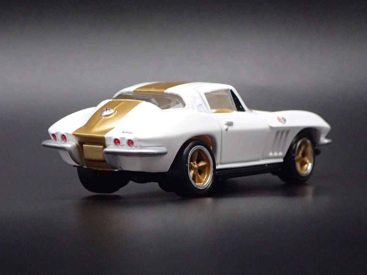1965 65 CHEVY CHEVROLET CORVETTE WHITE 1:64 SCALE DIORAMA DIECAST MODEL CAR