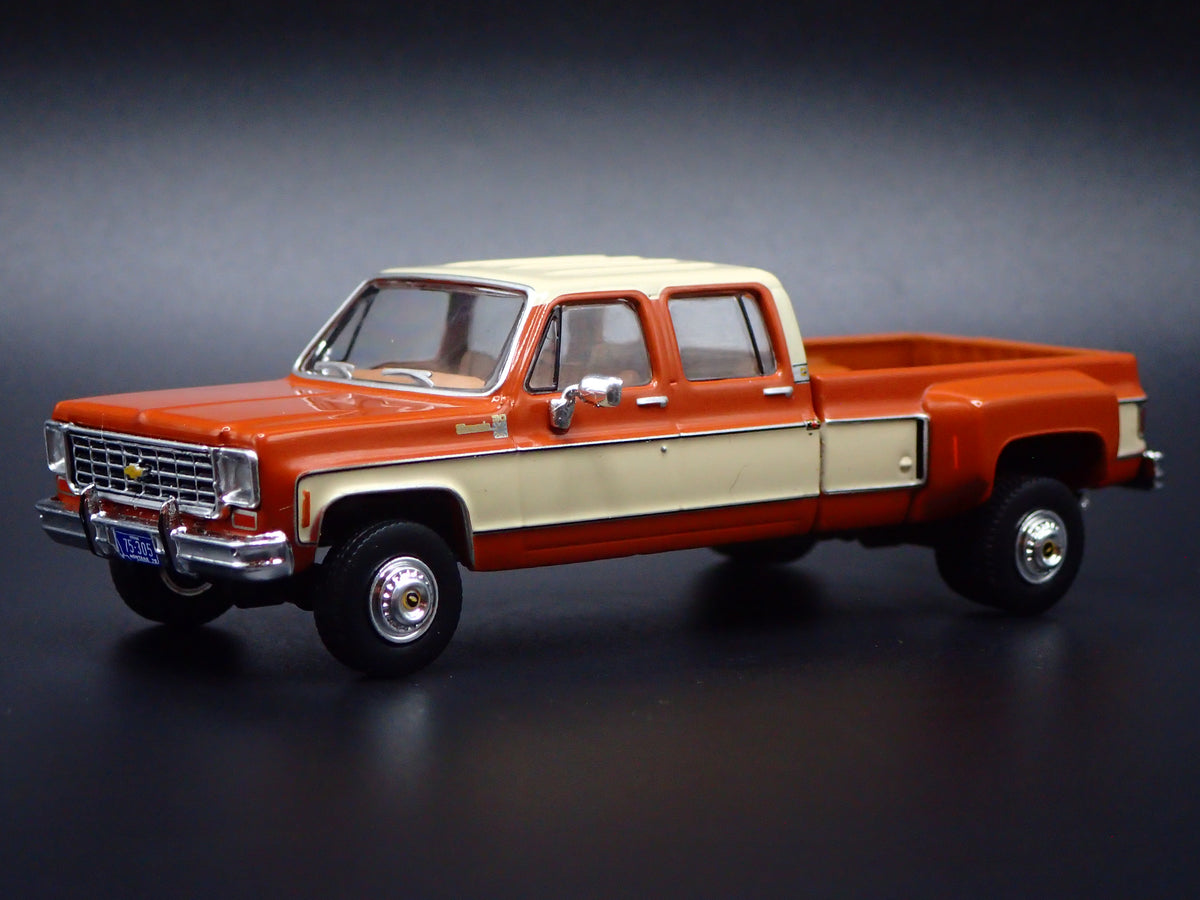 1975 75 CHEVY CHEVROLET K30 CREW CAB DUALLY 1:64 SCALE DIORAMA DIECAST MODEL CAR