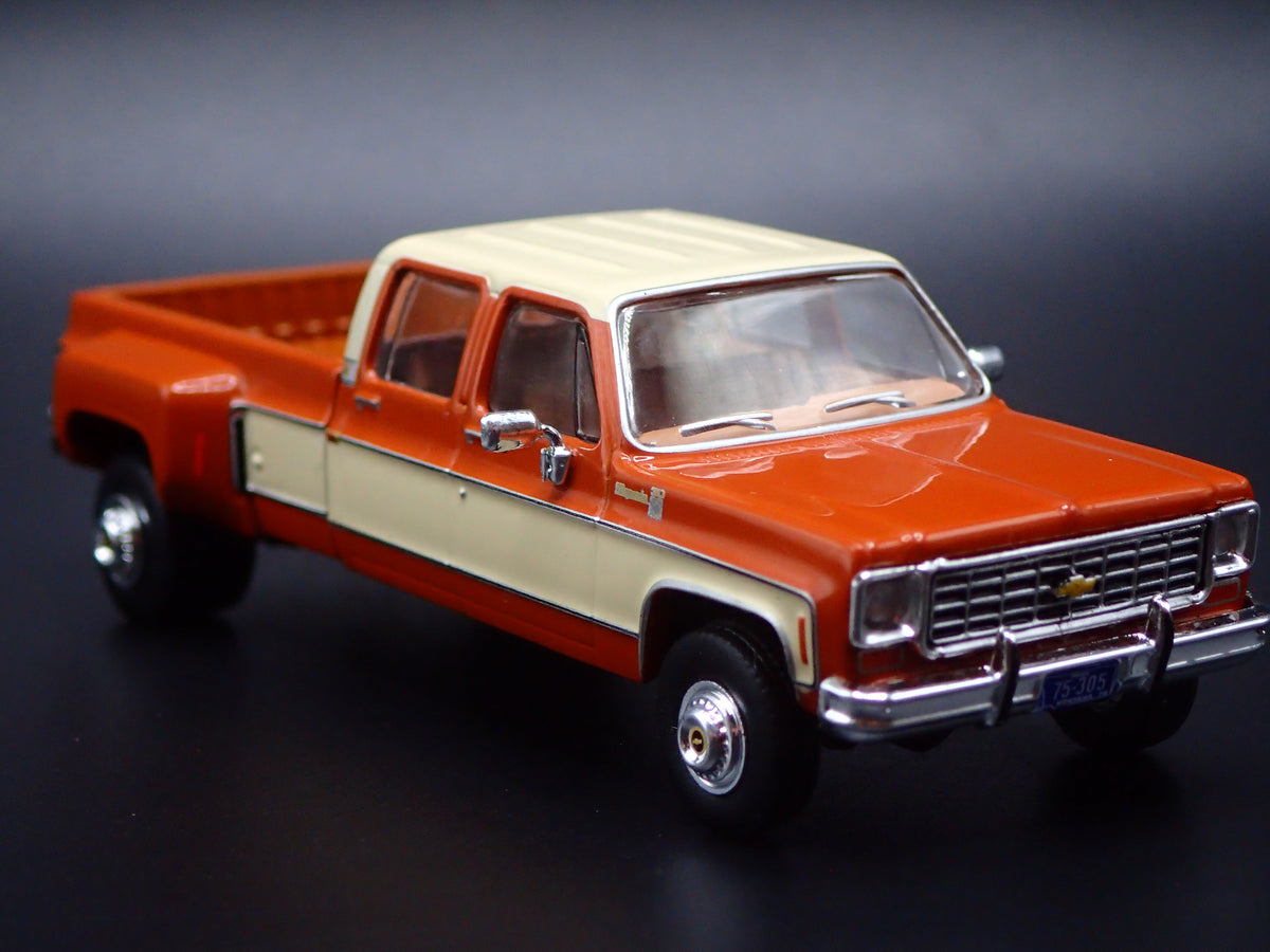 1975 75 CHEVY CHEVROLET K30 CREW CAB DUALLY 1:64 SCALE DIORAMA DIECAST MODEL CAR