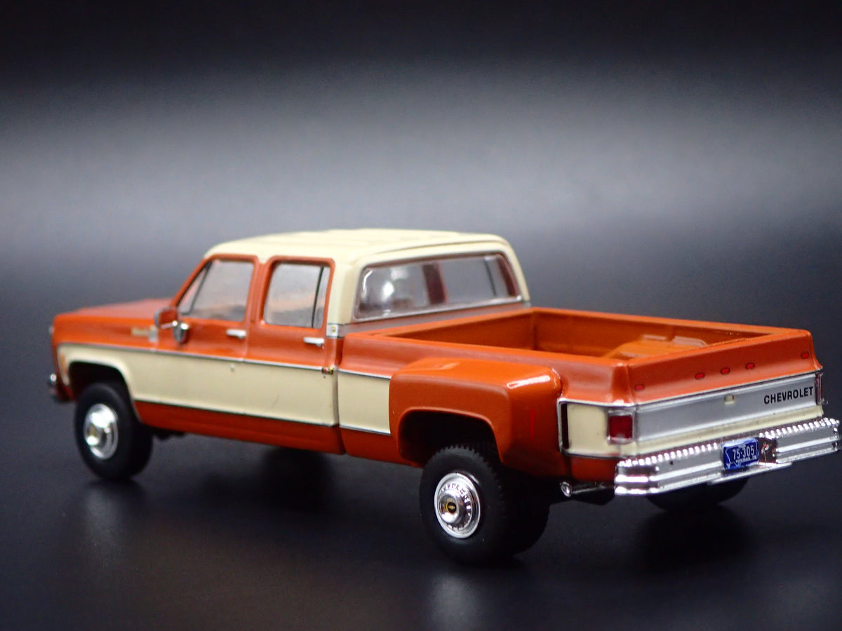 1975 75 CHEVY CHEVROLET K30 CREW CAB DUALLY 1:64 SCALE DIORAMA DIECAST MODEL CAR