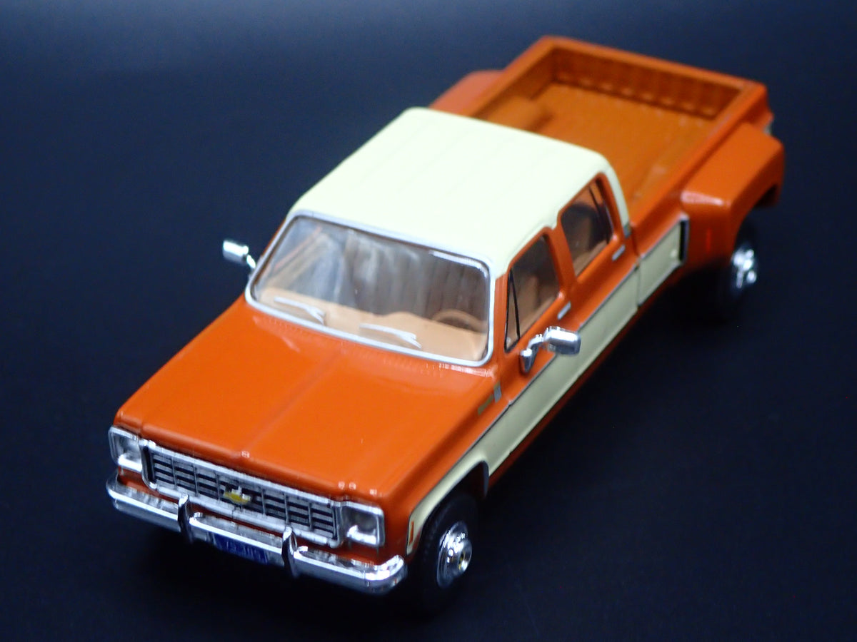 1975 75 CHEVY CHEVROLET K30 CREW CAB DUALLY 1:64 SCALE DIORAMA DIECAST MODEL CAR