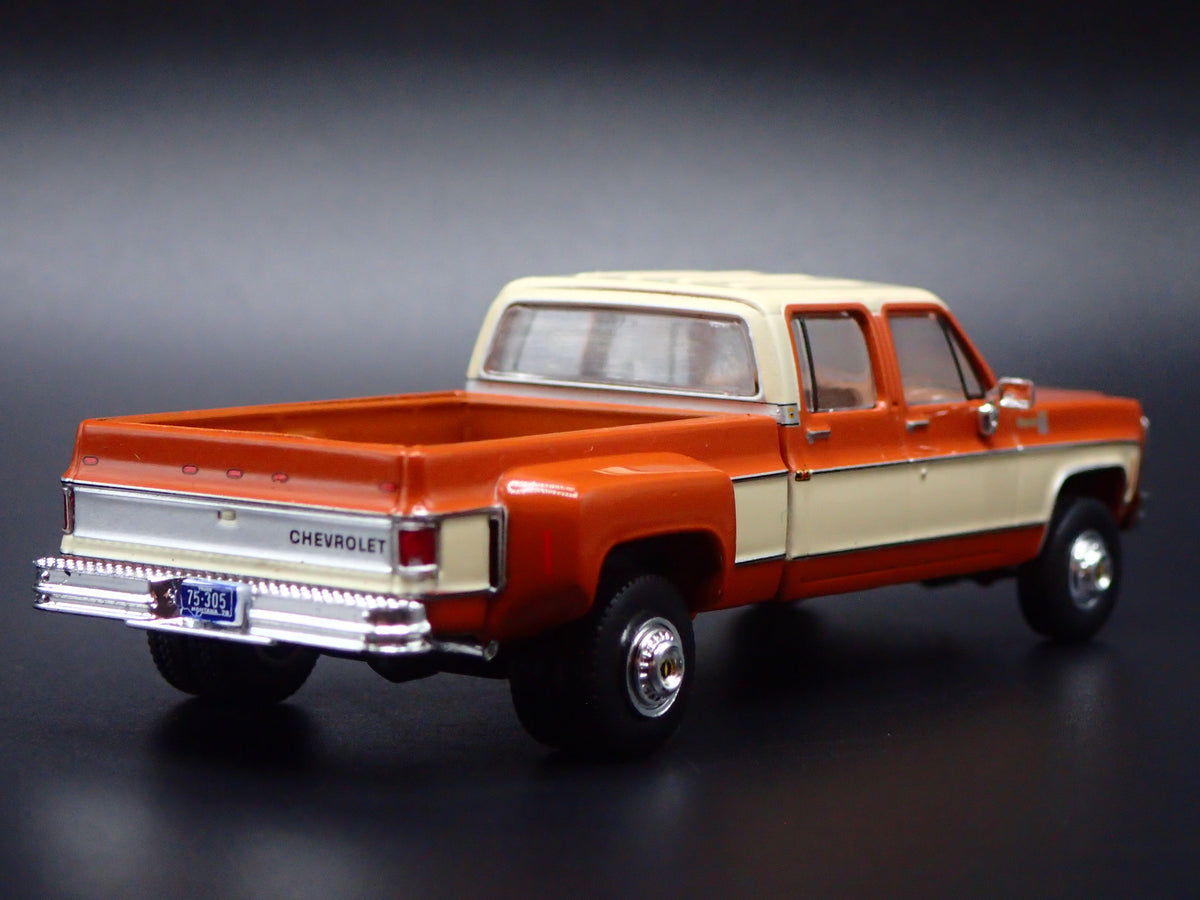 1975 75 CHEVY CHEVROLET K30 CREW CAB DUALLY 1:64 SCALE DIORAMA DIECAST MODEL CAR