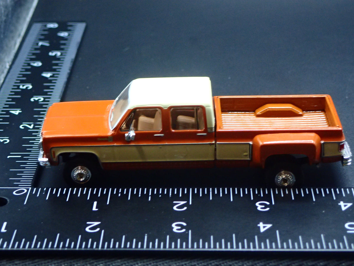 1975 75 CHEVY CHEVROLET K30 CREW CAB DUALLY 1:64 SCALE DIORAMA DIECAST MODEL CAR