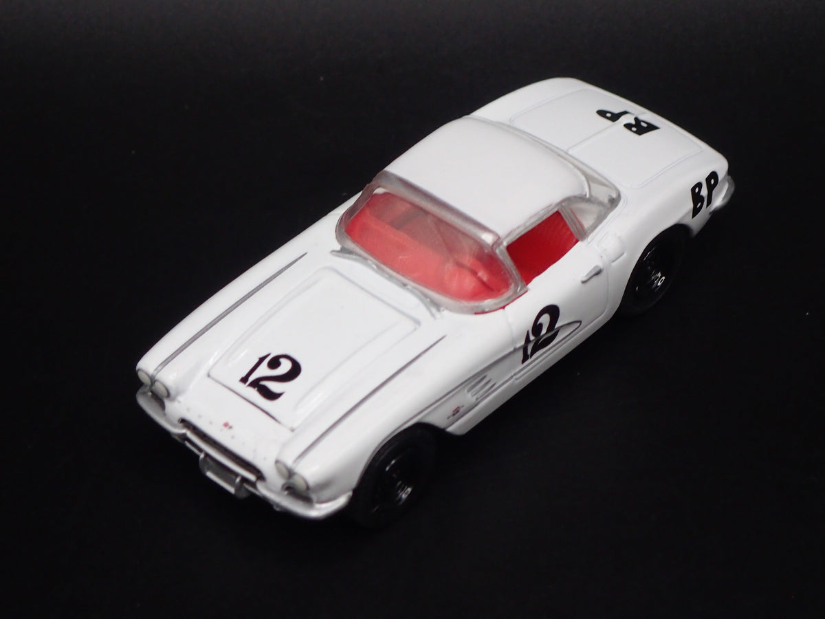 1961 61 CHEVY CHEVROLET CORVETTE RACING WHITE 1:64 SCALE DIORAMA DIECAST MODEL CAR