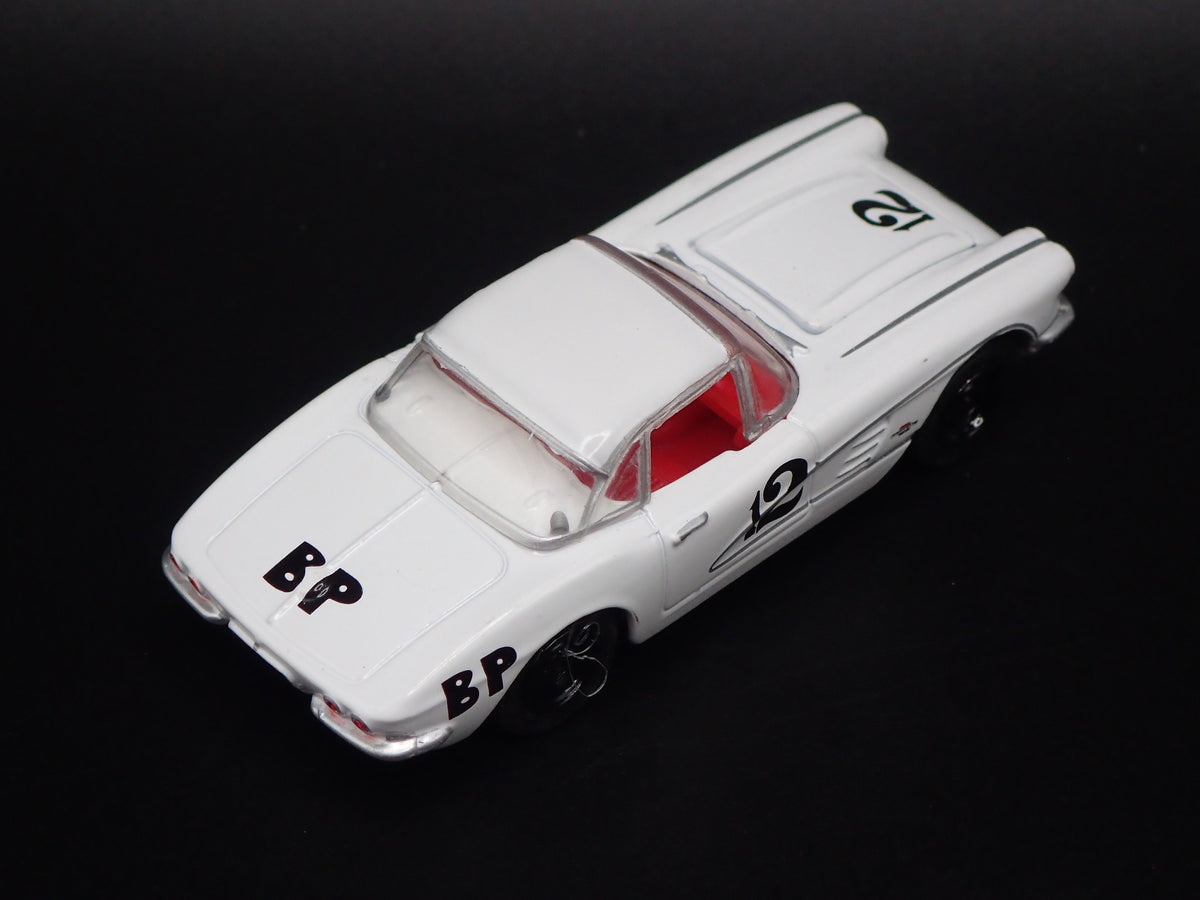 1961 61 CHEVY CHEVROLET CORVETTE RACING WHITE 1:64 SCALE DIORAMA DIECAST MODEL CAR