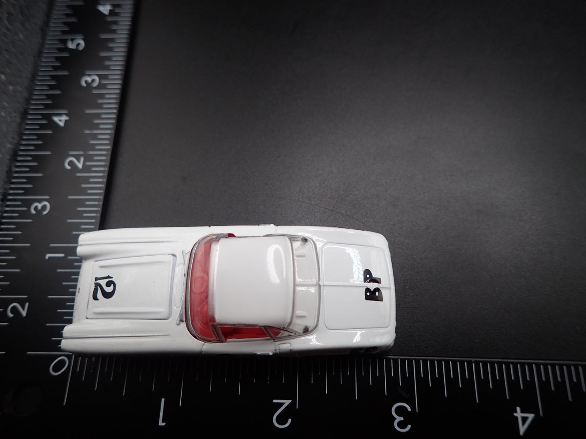 1961 61 CHEVY CHEVROLET CORVETTE RACING WHITE 1:64 SCALE DIORAMA DIECAST MODEL CAR