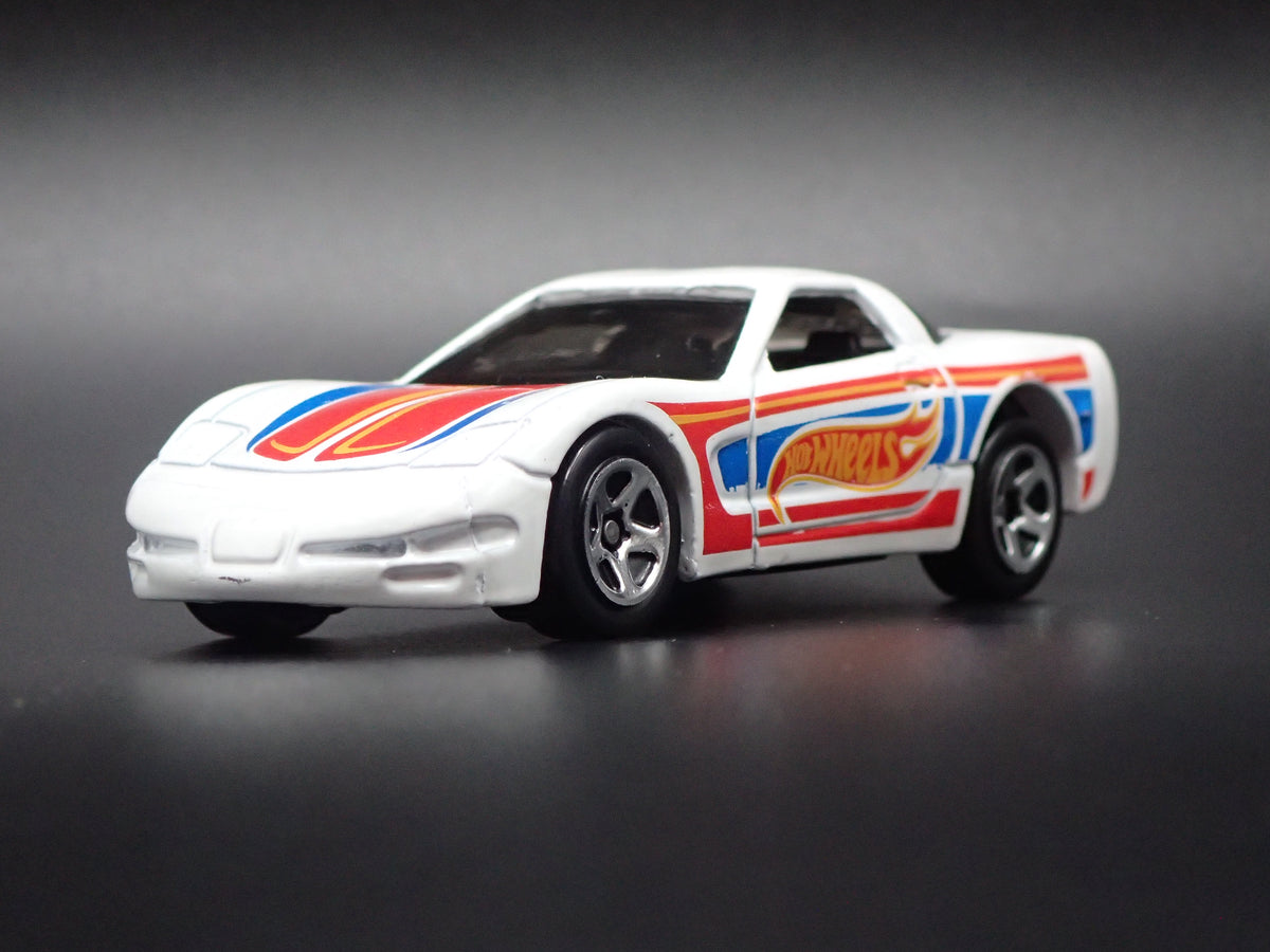 1997 97 C5 CHEVY CHEVROLET CORVETTE WHITE 1:64 SCALE DIORAMA DIECAST MODEL CAR