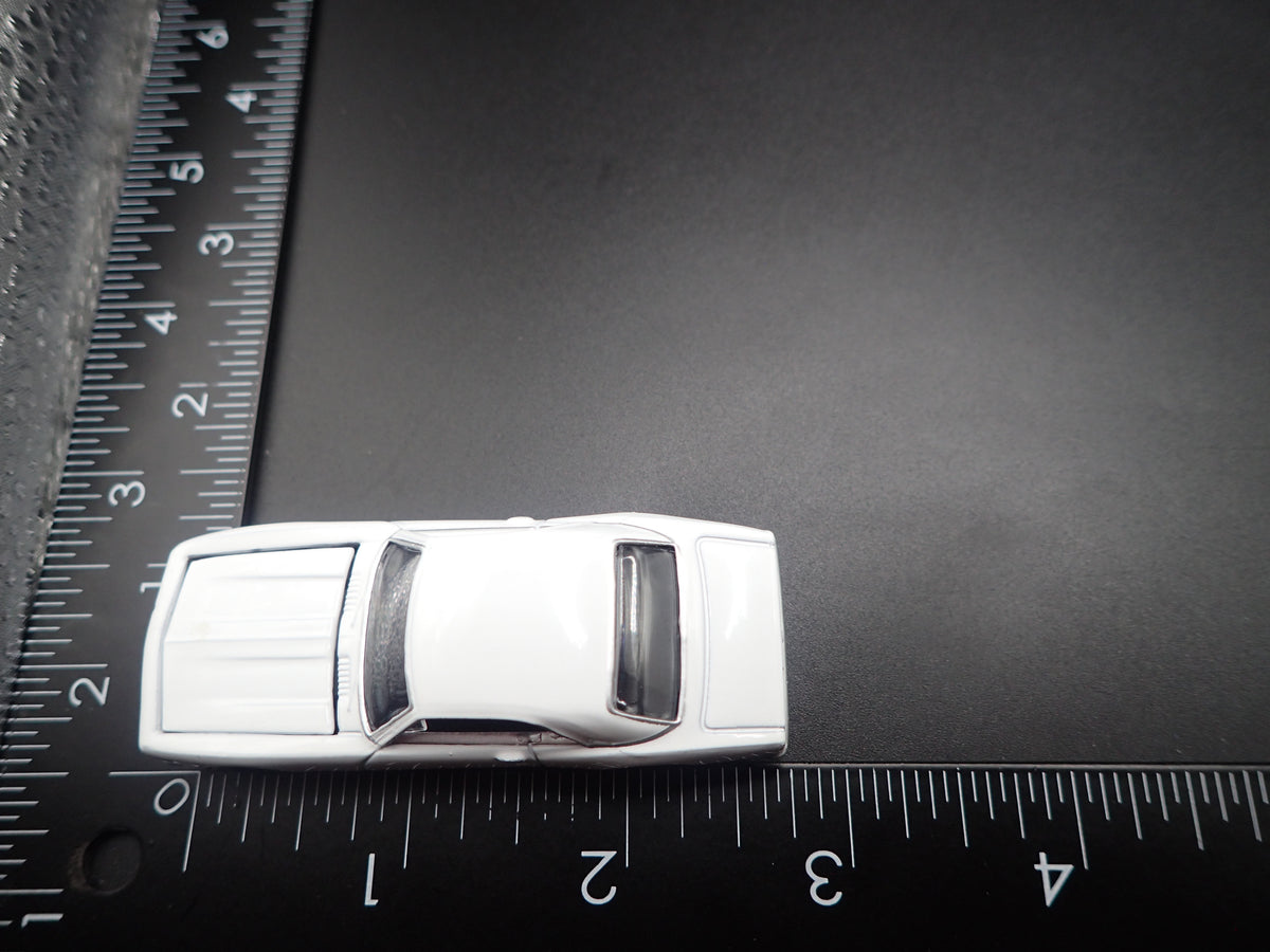 1967 67 CHEVY CHEVROLET CAMARO WHITE 1:64 SCALE DIORAMA DIECAST MODEL CAR