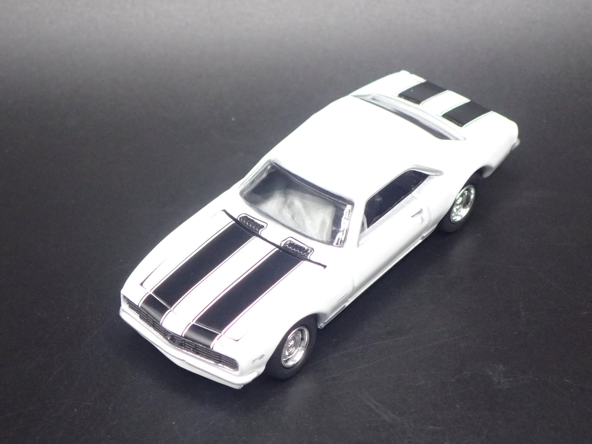 1967 67 CHEVY CHEVROLET CAMARO Z28 WHITE 1:64 SCALE DIORAMA DIECAST MODEL CAR