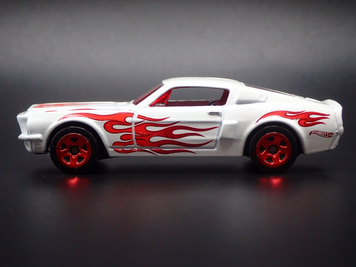 1968 68 FORD MUSTANG SHELBY GT500 FASTBACK 1:64 SCALE DIORAMA DIECAST MODEL CAR