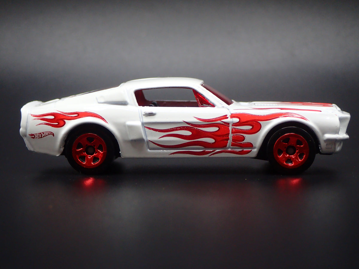 1968 68 FORD MUSTANG SHELBY GT500 FASTBACK 1:64 SCALE DIORAMA DIECAST MODEL CAR
