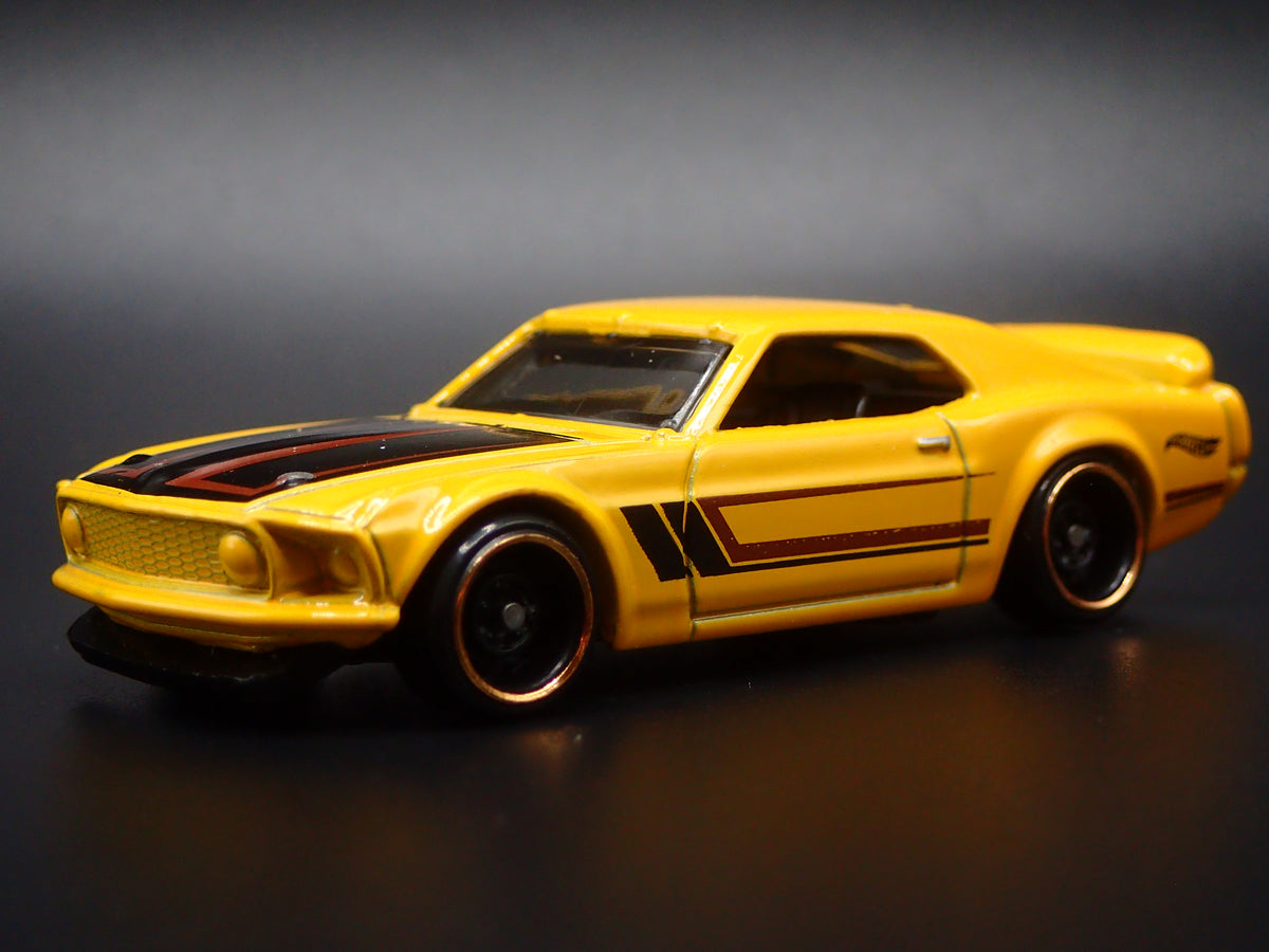 1969 69 FORD MUSTANG BOSS 302 YELLOW 1/64 SCALE DIORAMA DIECAST MODEL CAR