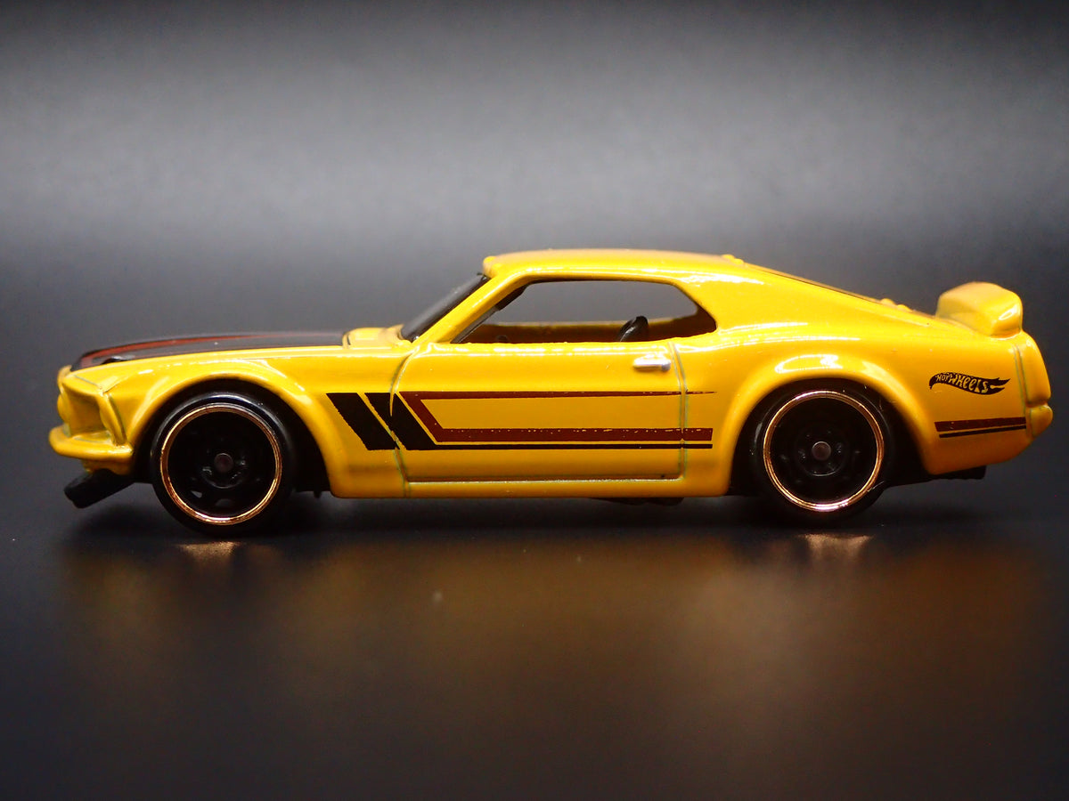 1969 69 FORD MUSTANG BOSS 302 YELLOW 1/64 SCALE DIORAMA DIECAST MODEL CAR