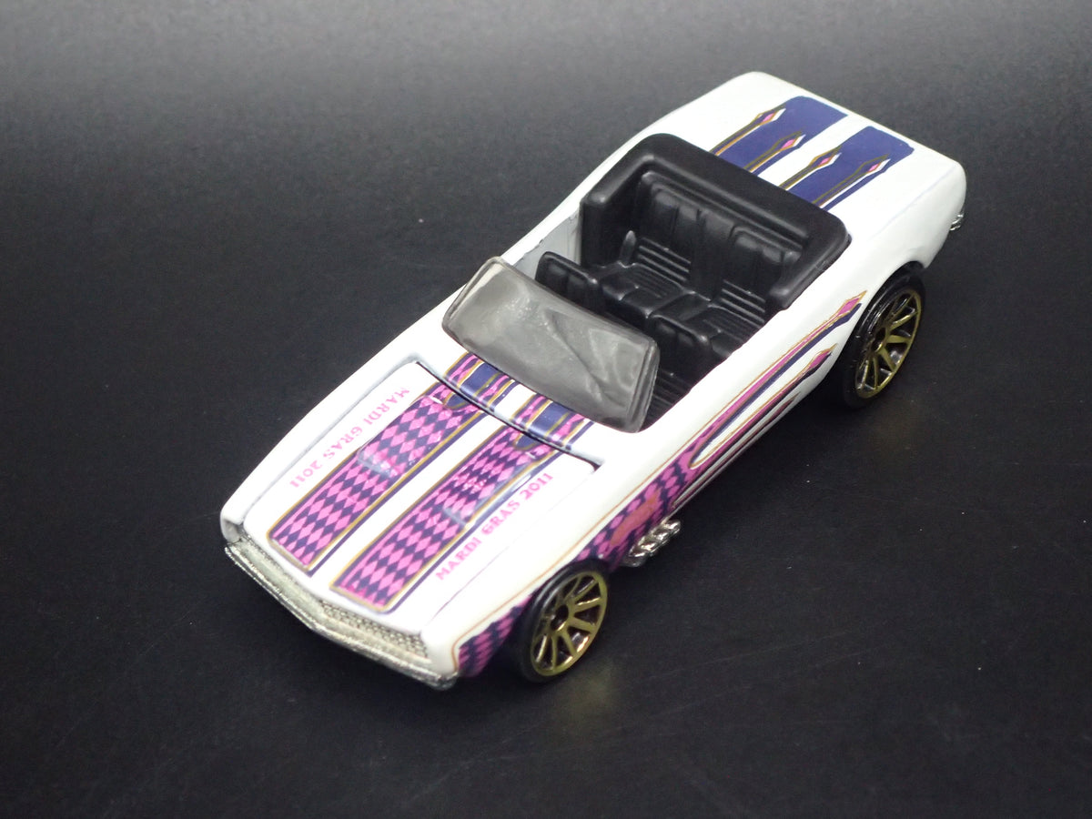 1967 67 CHEVY CHEVROLET CAMARO CONVERTIBLE 1:64 SCALE DIORAMA DIECAST MODEL CAR