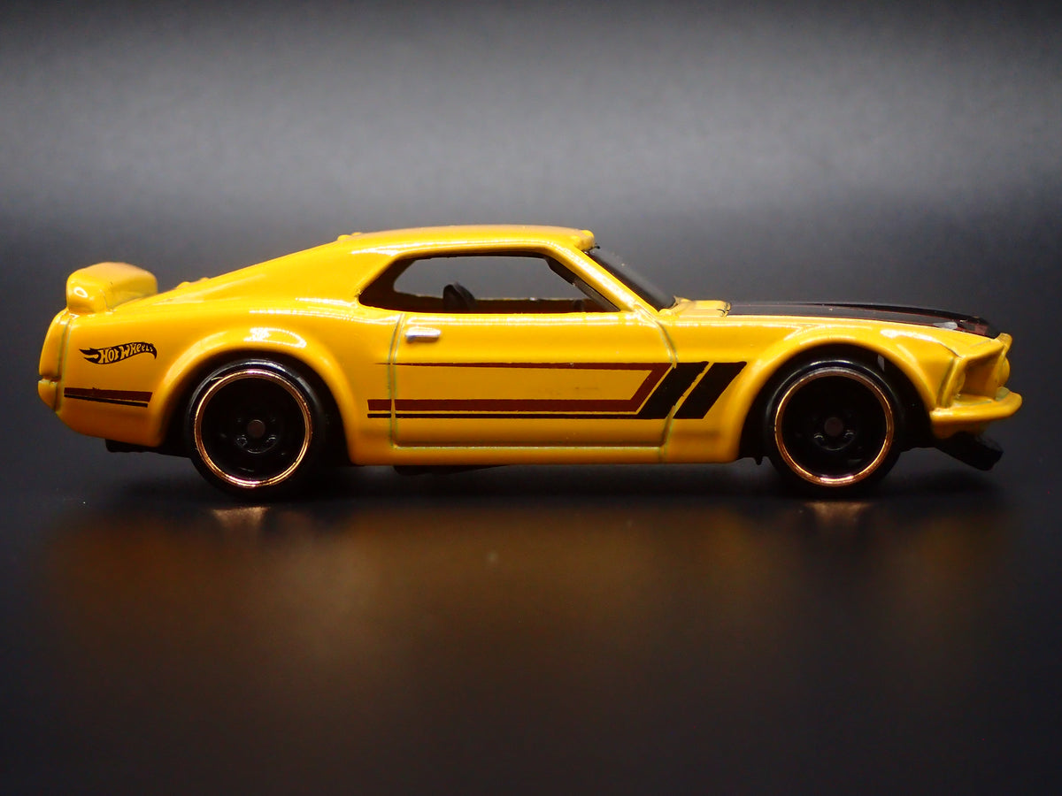 1969 69 FORD MUSTANG BOSS 302 YELLOW 1/64 SCALE DIORAMA DIECAST MODEL CAR