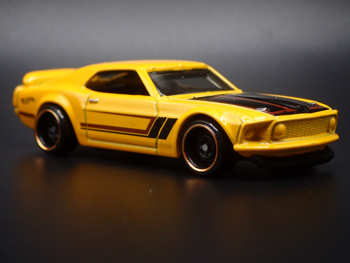 1969 69 FORD MUSTANG BOSS 302 YELLOW 1/64 SCALE DIORAMA DIECAST MODEL CAR