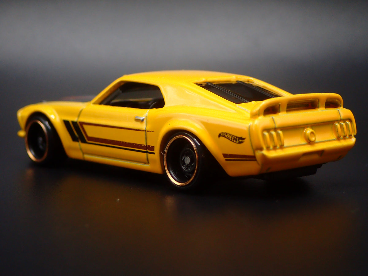 1969 69 FORD MUSTANG BOSS 302 YELLOW 1/64 SCALE DIORAMA DIECAST MODEL CAR