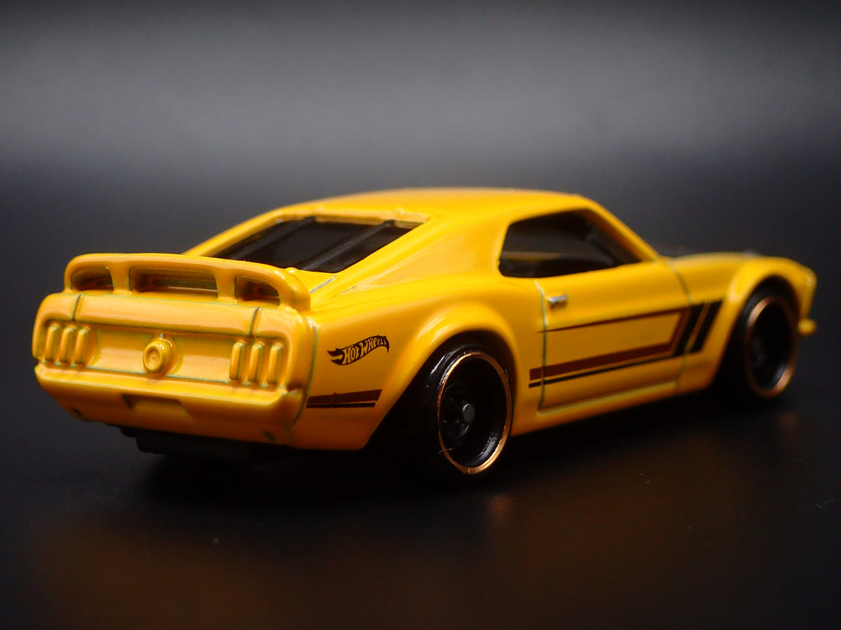 1969 69 FORD MUSTANG BOSS 302 YELLOW 1/64 SCALE DIORAMA DIECAST MODEL CAR
