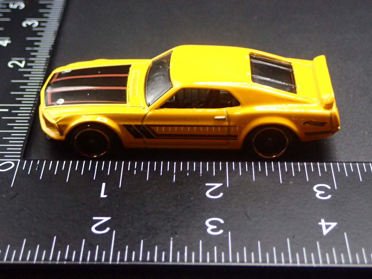 1969 69 FORD MUSTANG BOSS 302 YELLOW 1/64 SCALE DIORAMA DIECAST MODEL CAR