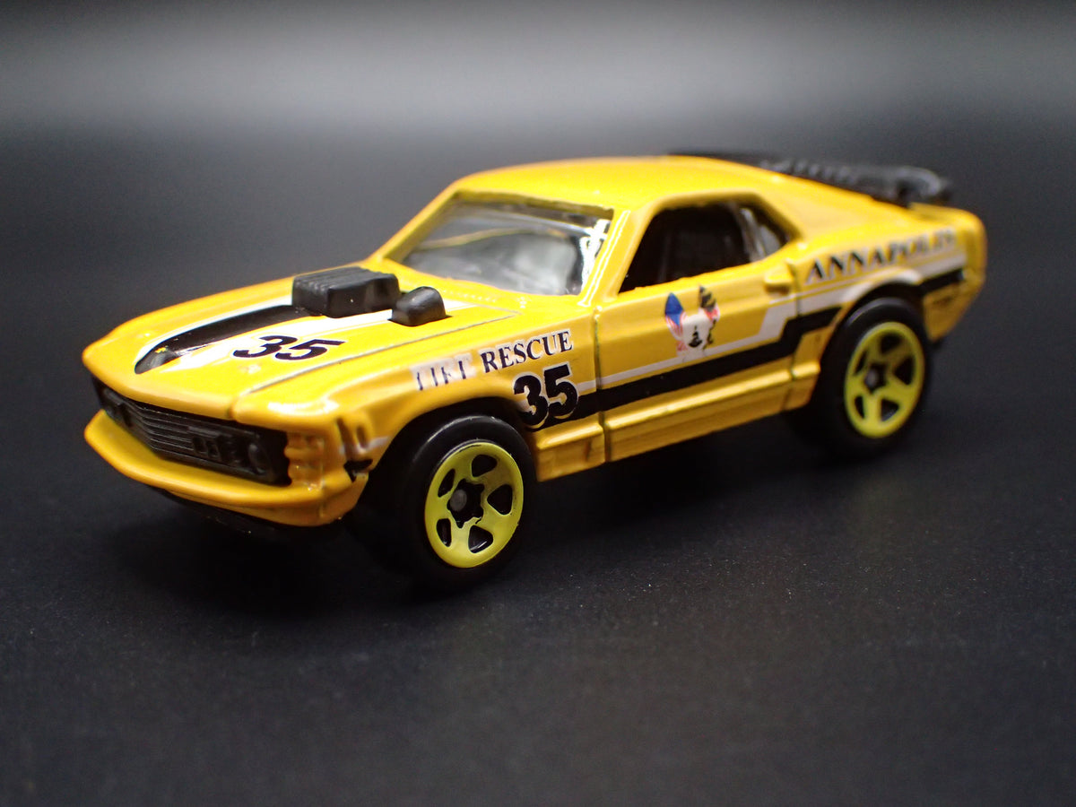 1970 70 FORD MUSTANG MACH 1 FASTBACK YELLOW 1:64 SCALE DIORAMA DIECAST MODEL CAR