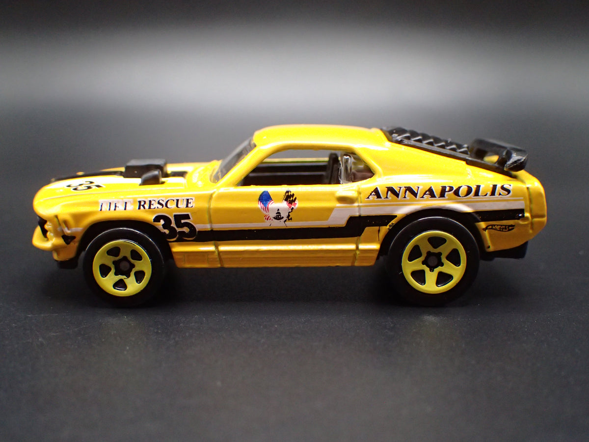 1970 70 FORD MUSTANG MACH 1 FASTBACK YELLOW 1:64 SCALE DIORAMA DIECAST MODEL CAR
