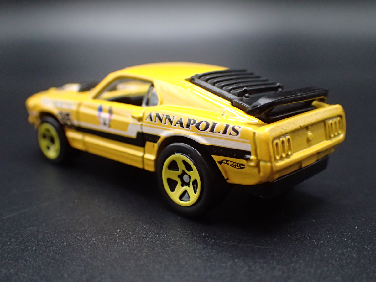 1970 70 FORD MUSTANG MACH 1 FASTBACK YELLOW 1:64 SCALE DIORAMA DIECAST MODEL CAR