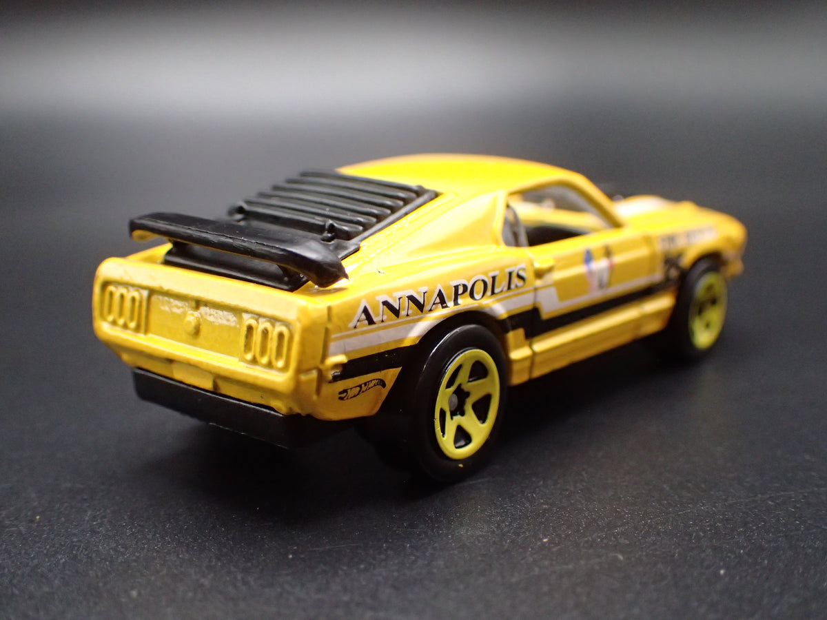 1970 70 FORD MUSTANG MACH 1 FASTBACK YELLOW 1:64 SCALE DIORAMA DIECAST MODEL CAR
