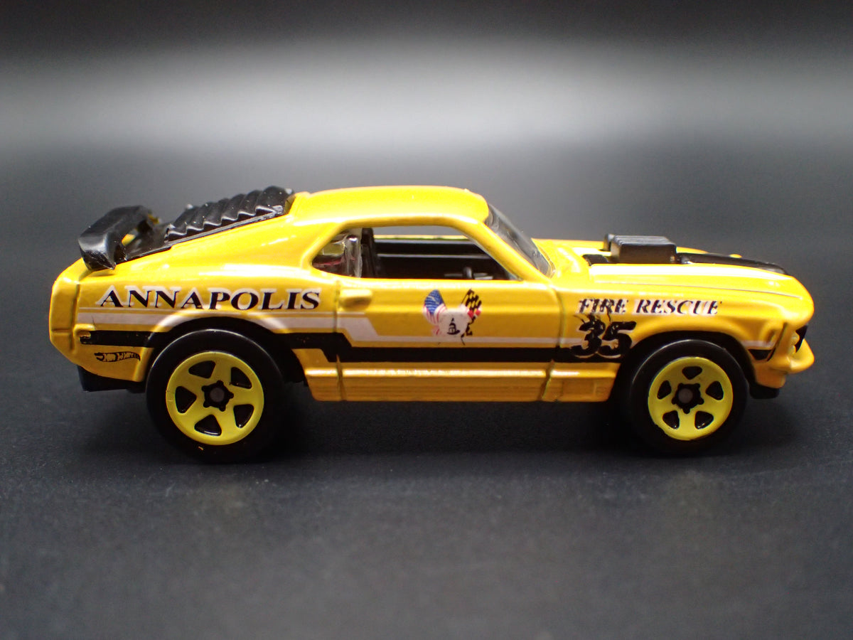 1970 70 FORD MUSTANG MACH 1 FASTBACK YELLOW 1:64 SCALE DIORAMA DIECAST MODEL CAR