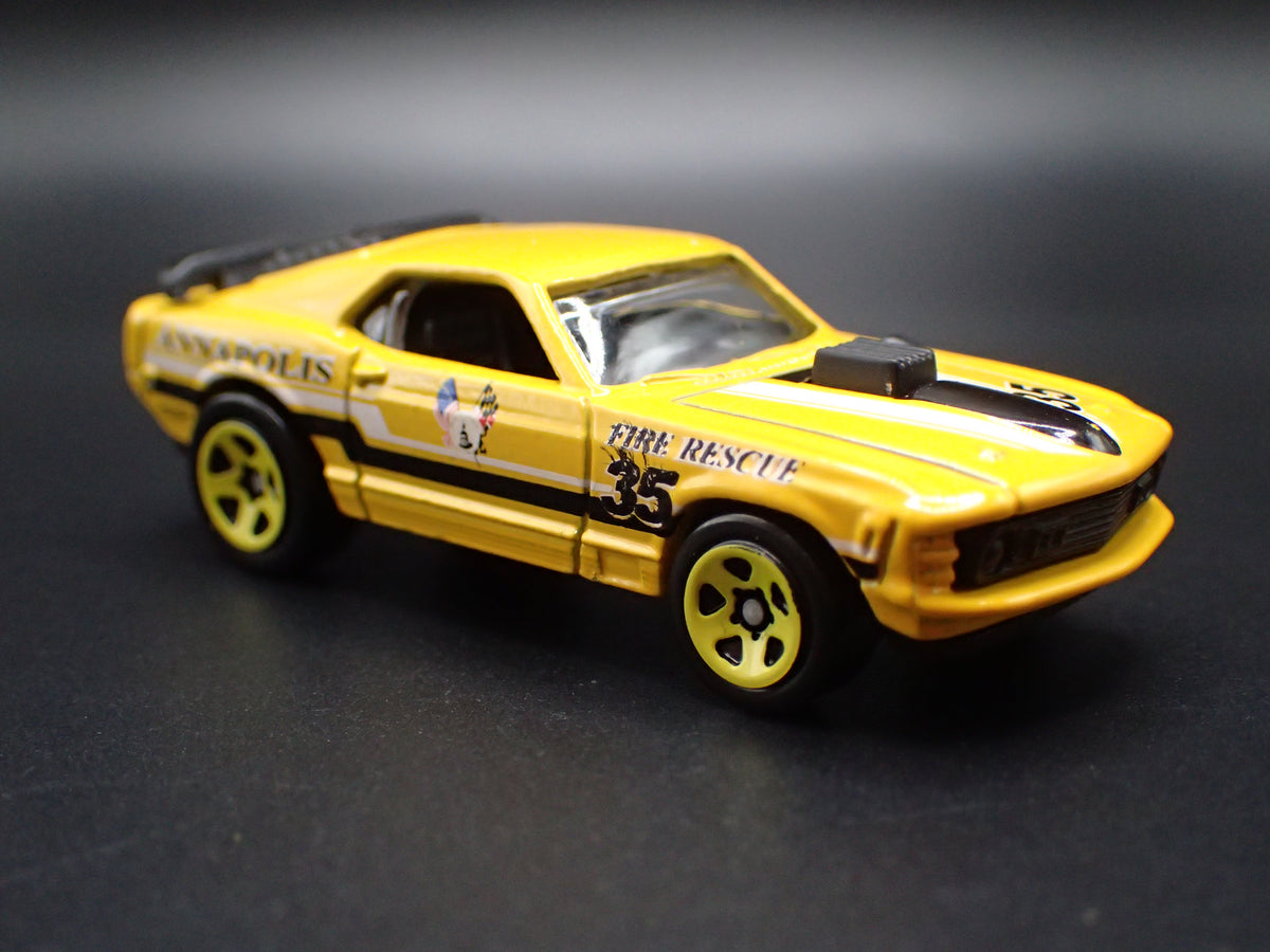 1970 70 FORD MUSTANG MACH 1 FASTBACK YELLOW 1:64 SCALE DIORAMA DIECAST MODEL CAR
