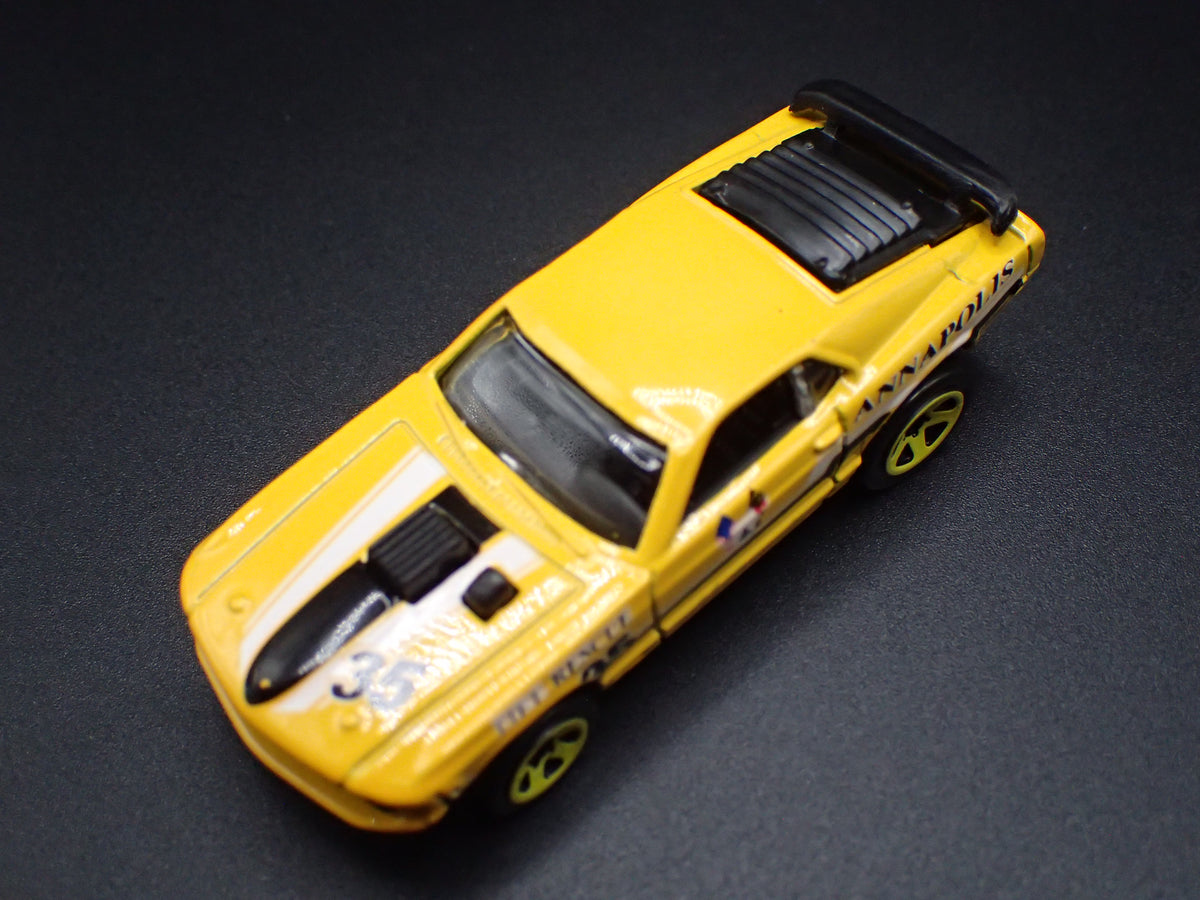 1970 70 FORD MUSTANG MACH 1 FASTBACK YELLOW 1:64 SCALE DIORAMA DIECAST MODEL CAR