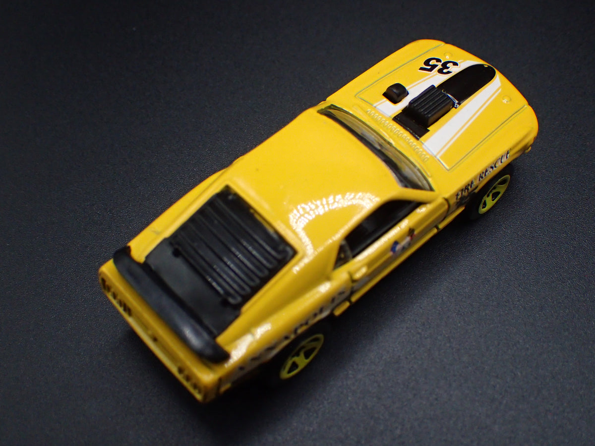1970 70 FORD MUSTANG MACH 1 FASTBACK YELLOW 1:64 SCALE DIORAMA DIECAST MODEL CAR