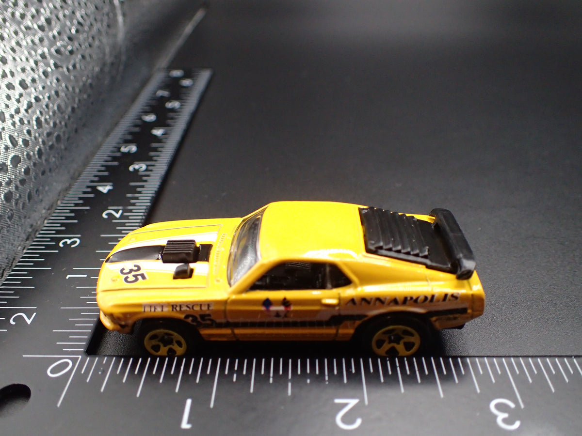 1970 70 FORD MUSTANG MACH 1 FASTBACK YELLOW 1:64 SCALE DIORAMA DIECAST MODEL CAR