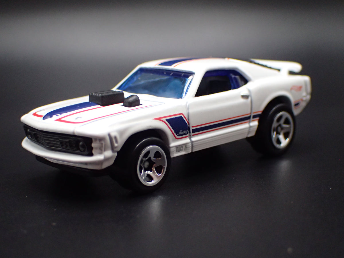 1970 70 FORD MUSTANG MACH 1 FASTBACK WHITE 1:64 SCALE DIORAMA DIECAST MODEL CAR
