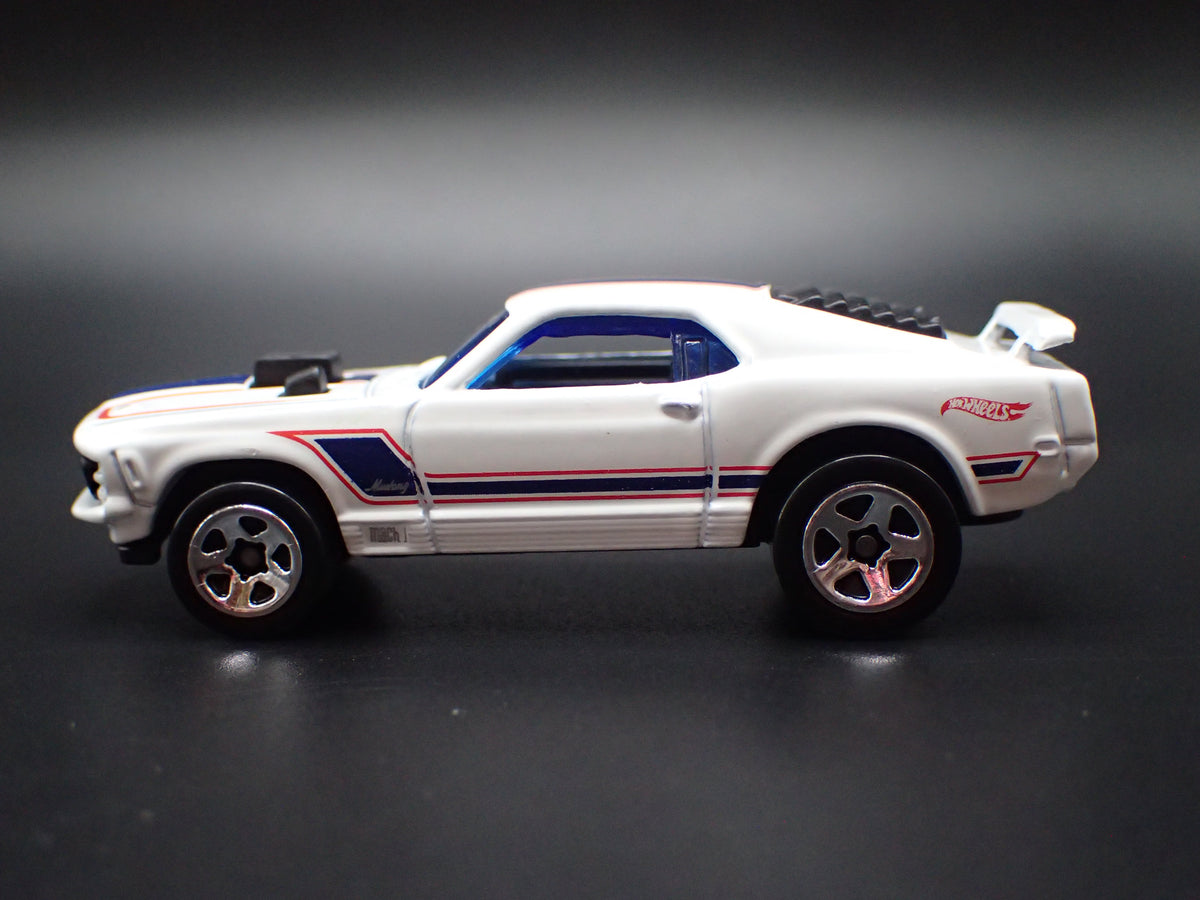 1970 70 FORD MUSTANG MACH 1 FASTBACK WHITE 1:64 SCALE DIORAMA DIECAST MODEL CAR