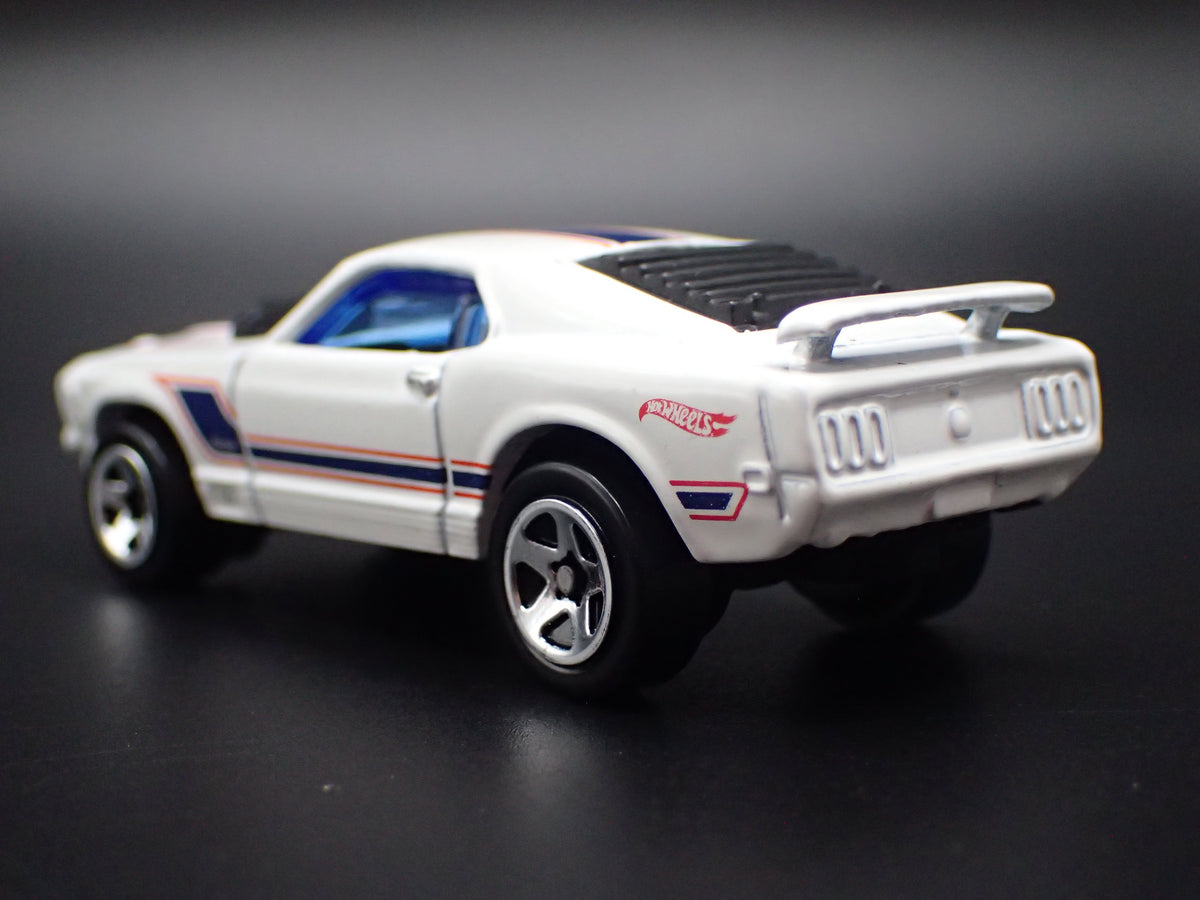1970 70 FORD MUSTANG MACH 1 FASTBACK WHITE 1:64 SCALE DIORAMA DIECAST MODEL CAR