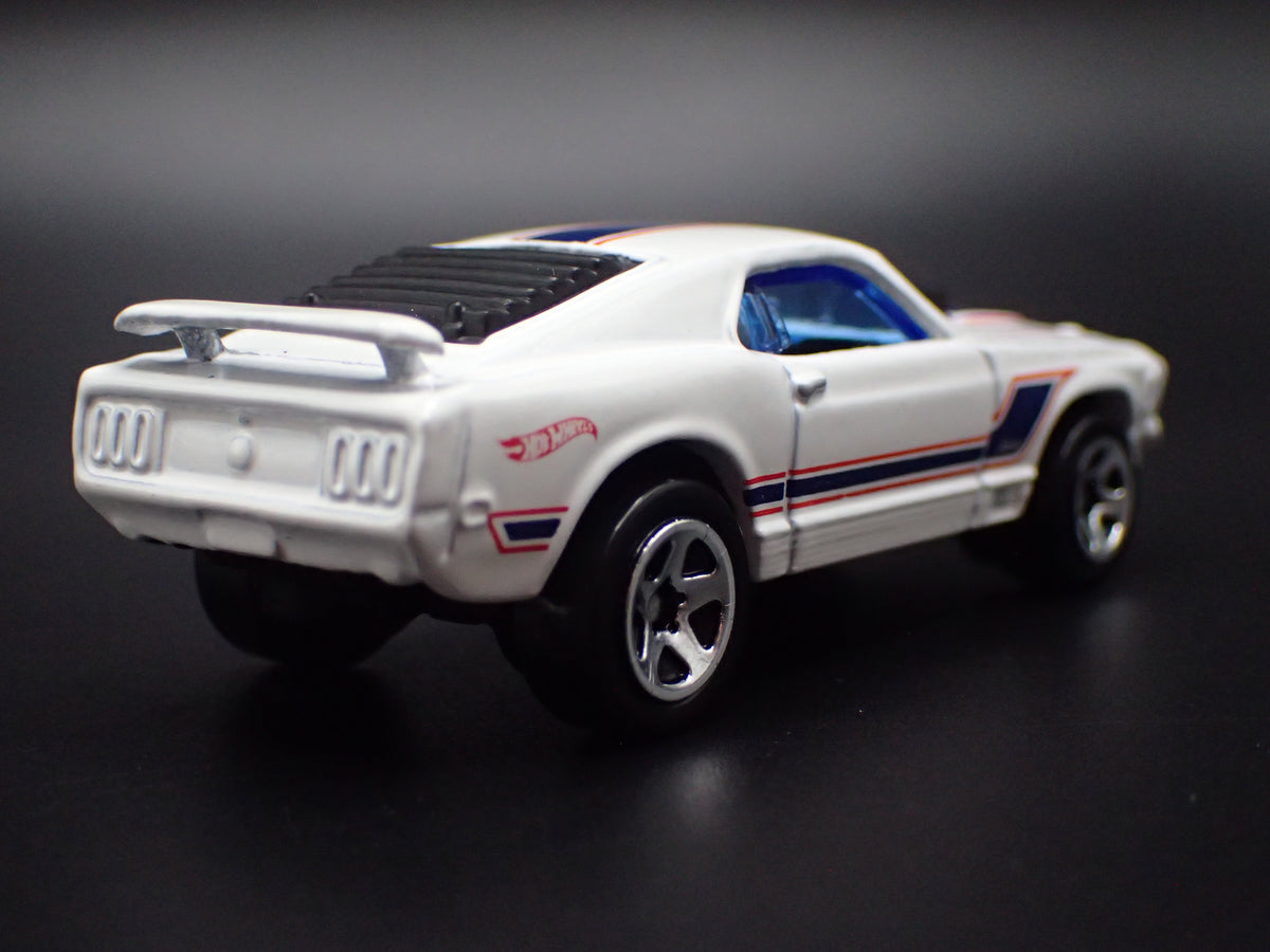1970 70 FORD MUSTANG MACH 1 FASTBACK WHITE 1:64 SCALE DIORAMA DIECAST MODEL CAR