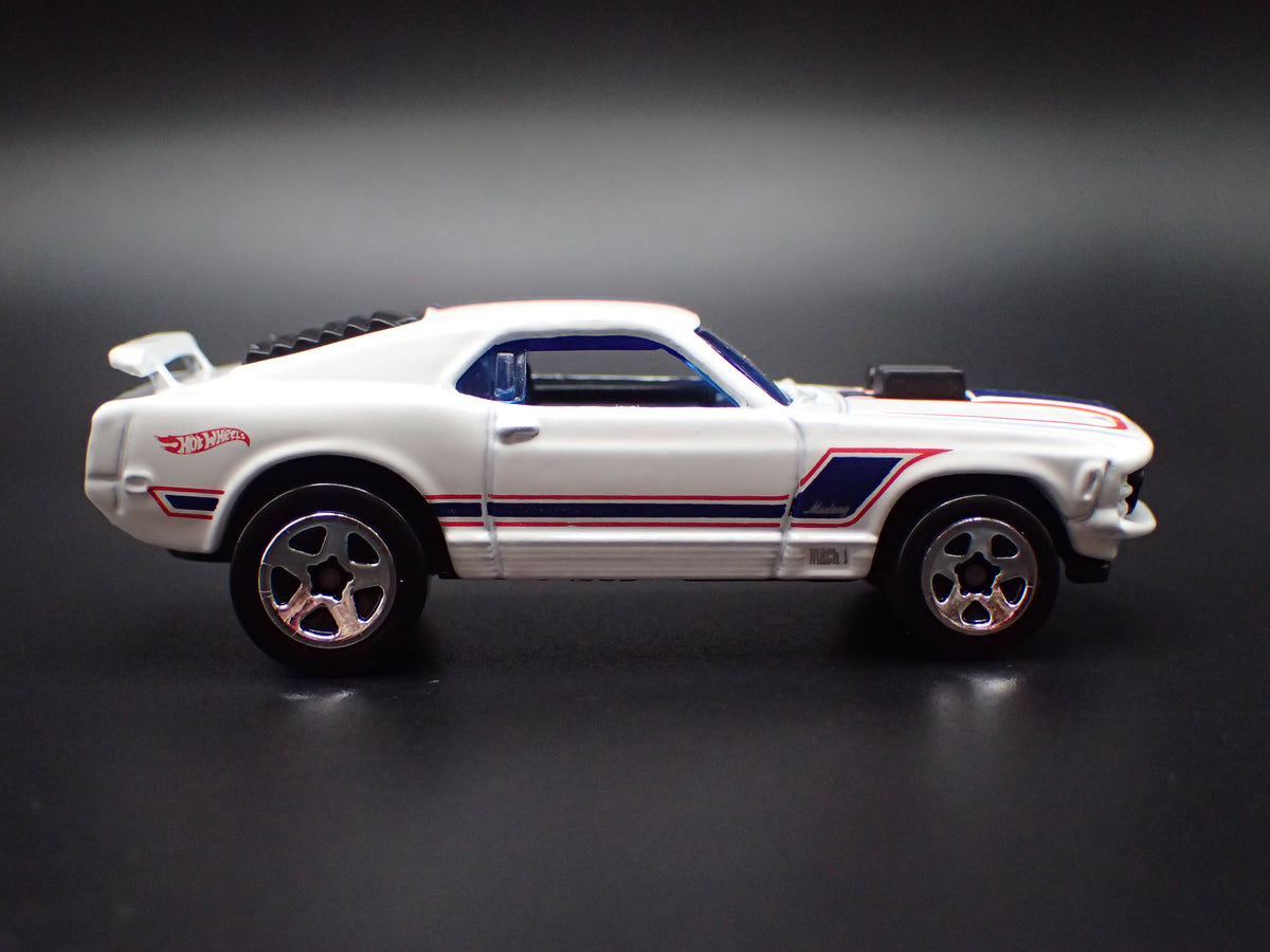 1970 70 FORD MUSTANG MACH 1 FASTBACK WHITE 1:64 SCALE DIORAMA DIECAST MODEL CAR