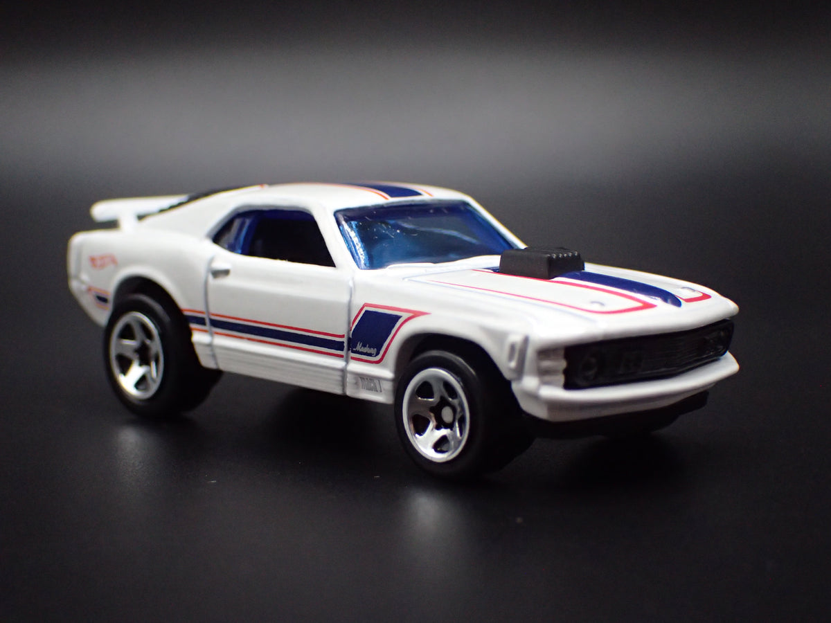 1970 70 FORD MUSTANG MACH 1 FASTBACK WHITE 1:64 SCALE DIORAMA DIECAST MODEL CAR
