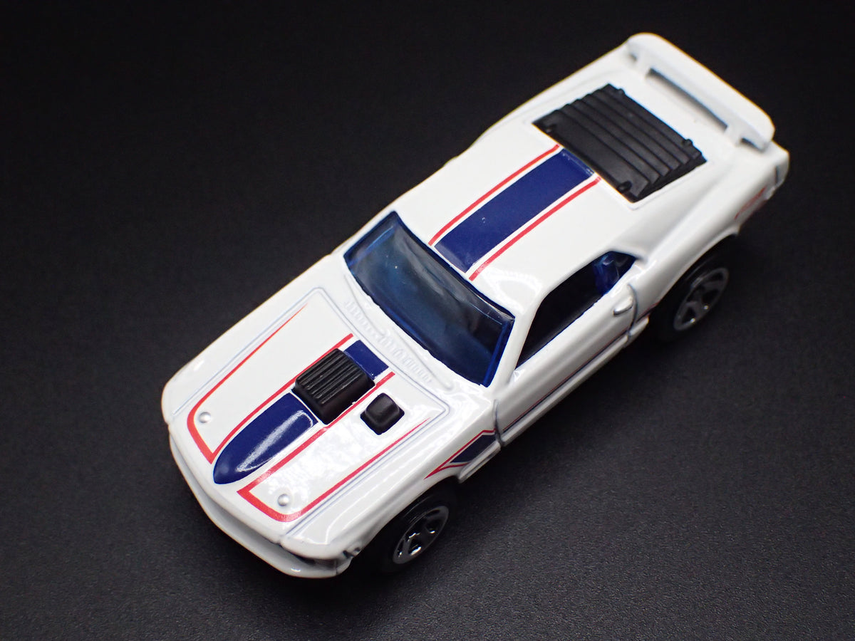1970 70 FORD MUSTANG MACH 1 FASTBACK WHITE 1:64 SCALE DIORAMA DIECAST MODEL CAR