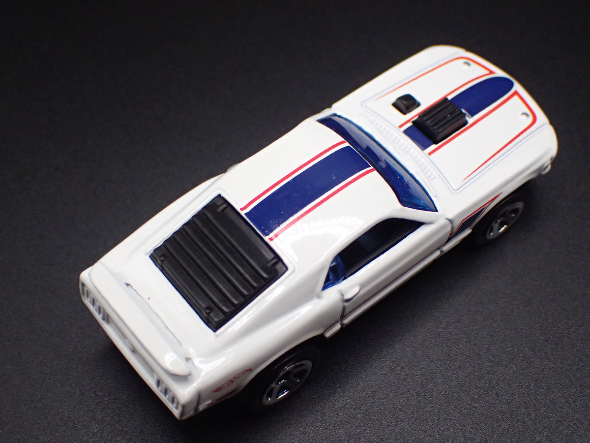 1970 70 FORD MUSTANG MACH 1 FASTBACK WHITE 1:64 SCALE DIORAMA DIECAST MODEL CAR