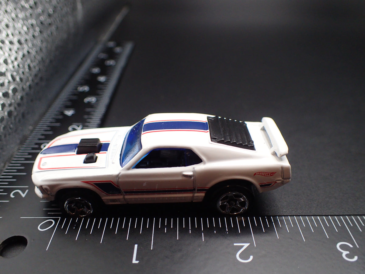 1970 70 FORD MUSTANG MACH 1 FASTBACK WHITE 1:64 SCALE DIORAMA DIECAST MODEL CAR