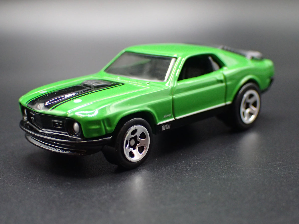 1970 70 FORD MUSTANG MACH 1 FASTBACK GREEN 1:64 SCALE DIORAMA DIECAST MODEL CAR