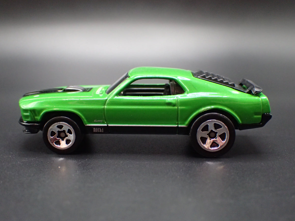 1970 70 FORD MUSTANG MACH 1 FASTBACK GREEN 1:64 SCALE DIORAMA DIECAST MODEL CAR