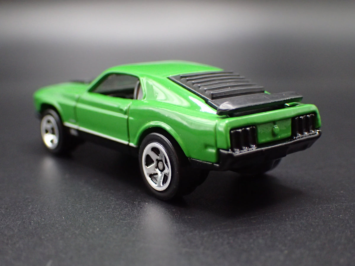 1970 70 FORD MUSTANG MACH 1 FASTBACK GREEN 1:64 SCALE DIORAMA DIECAST MODEL CAR