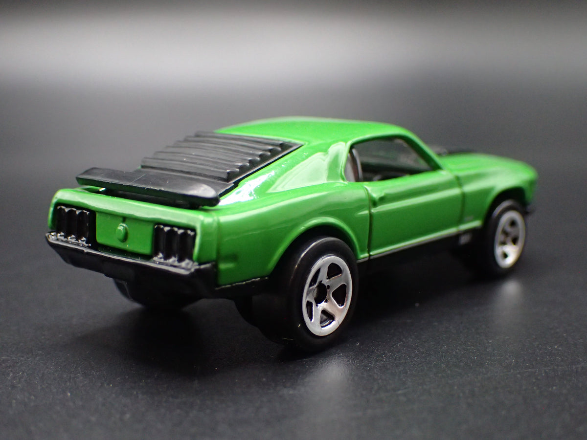 1970 70 FORD MUSTANG MACH 1 FASTBACK GREEN 1:64 SCALE DIORAMA DIECAST MODEL CAR